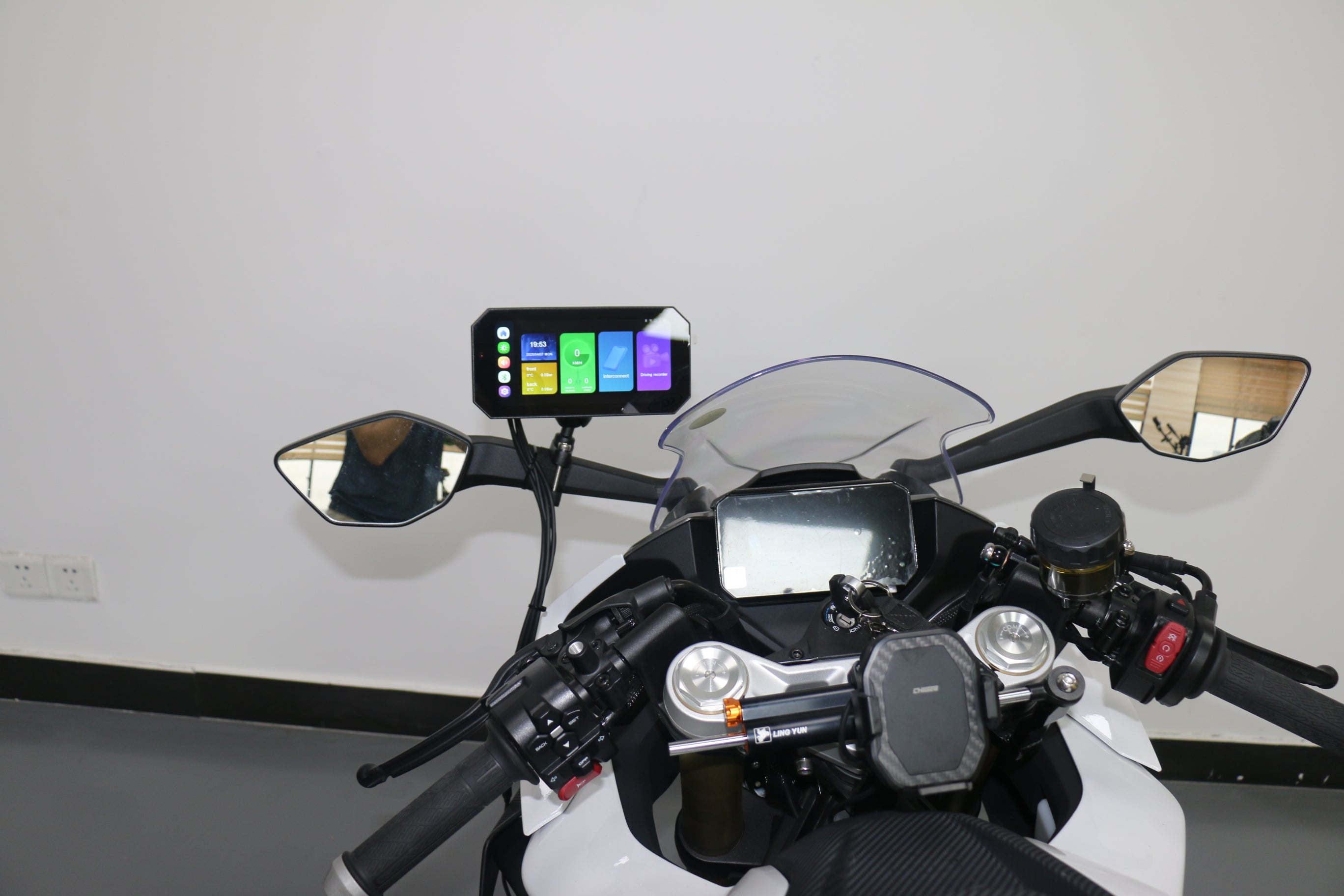 Wireless CarPlay adapter and screen laid out with packaging.