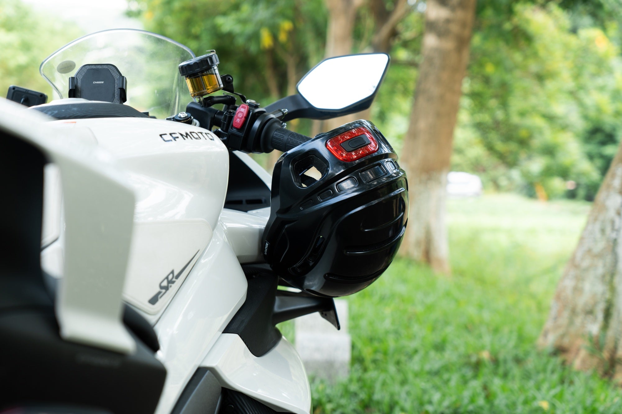 The high-resolution dash cam for a motorcycle can clearly capture the details of the road and surrounding environment